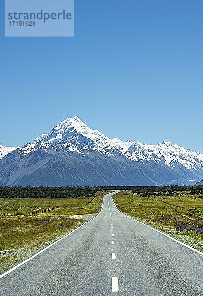 Landstraße mit Ausblick auf schneebedeckten Mount Cook Nationalpark  Südalpen  Canterbury  Südinsel  Neuseeland  Ozeanien