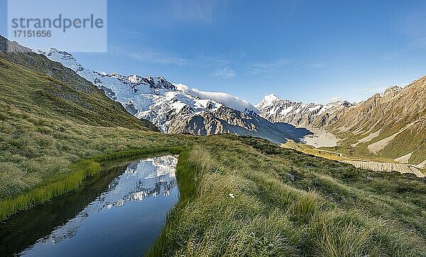 Spiegelung in Bergsee  Ausblick auf Hooker Valley mit Hooker Lake und Mount Cook  Sealy Tarns  Hooker Valley  Mount Cook Nationalpark  Südalpen  Canterbury  Südinsel  Neuseeland  Ozeanien