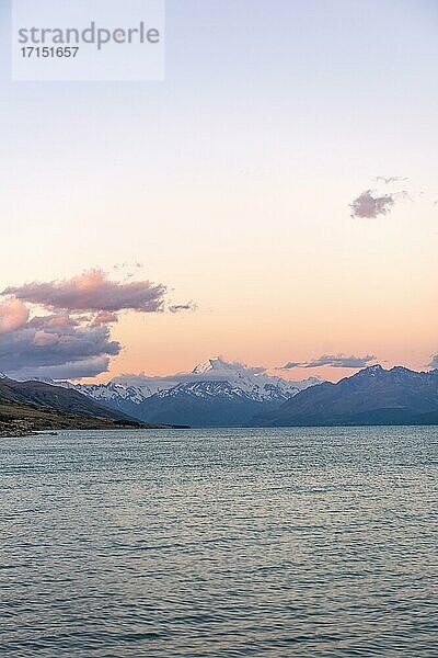 Lake Pukaki mit Blick auf Mount Cook bei Sonnenuntergang  Mount Cook Nationalpark  Südalpen  Canterbury  Südinsel  Neuseeland  Ozeanien