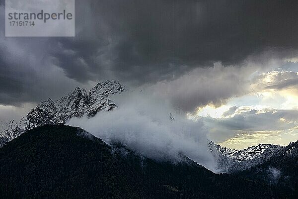 Gewitterstimmung über dem Gipfel der Harzer Spitze  Provinz Bozen  Südtirol  Italien  Europa