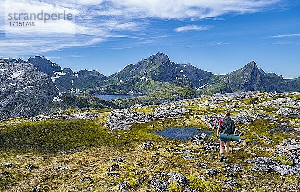 Wanderin auf Wanderweg  hinten See Krokvatnet  Wanderung zur Munkebu Hütte  Berge  bei Sørvågen  Moskenesøya  Lofoten  Nordland