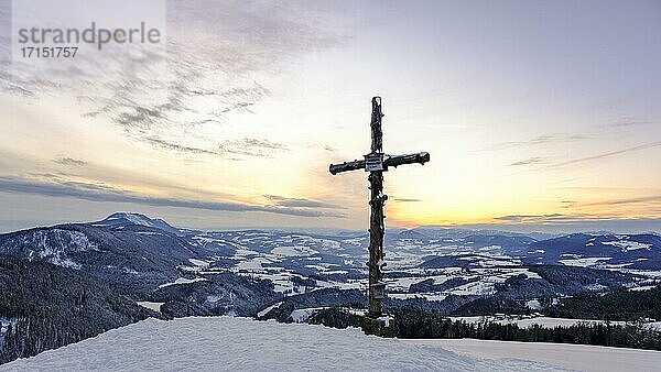 Sonnenuntergang  Ausblick vom Gschaid mit Gipfelkreuz  Passailer Becken  St. Kathrein am Offenegg  Steiermark  Österreich  Europa