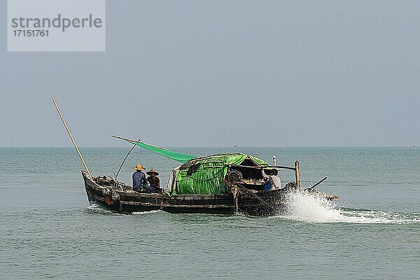 Fischerboot der Moken-Seezigeuner  Mergui oder Myeik-Archipel  Myanmar  Asien