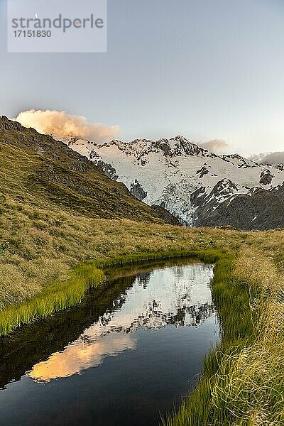 Berge spiegeln sich im Bergsee bei Sonnenuntergang  Sealy Tarns  Mount Cook Nationalpark  Südalpen  Canterbury  Südinsel  Neuseeland  Ozeanien