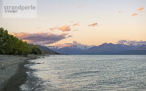 Lake Pukaki mit Blick auf Mount Cook bei Sonnenuntergang  Mount Cook Nationalpark  Südalpen  Canterbury  Südinsel  Neuseeland  Ozeanien