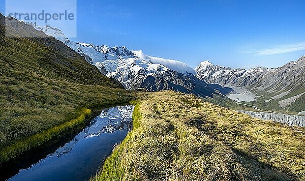 Spiegelung in Bergsee  Ausblick auf Hooker Valley mit Hooker Lake und Mount Cook  Sealy Tarns  Hooker Valley  Mount Cook Nationalpark  Südalpen  Canterbury  Südinsel  Neuseeland  Ozeanien