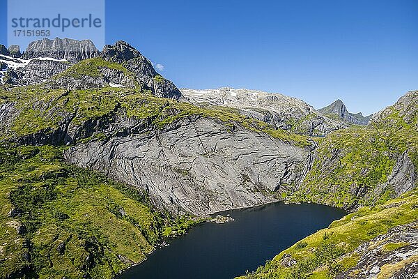 See Tridalsvatnet  Wanderung zur Munkebu Hütte  Berge  bei Sørvågen  Moskenesøya  Lofoten  Nordland