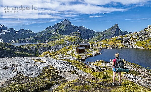 See Tennesvatnet  Wanderin bei der Munkebu Hütte  Berge  bei Sørvågen  Moskenesøya  Lofoten  Nordland  Norwegen  Europa