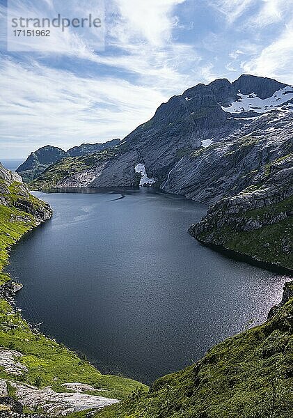 See Fjerddalsvatnet  bei Sørvågen  Moskenesøya  Lofoten  Nordland  Norwegen  Europa