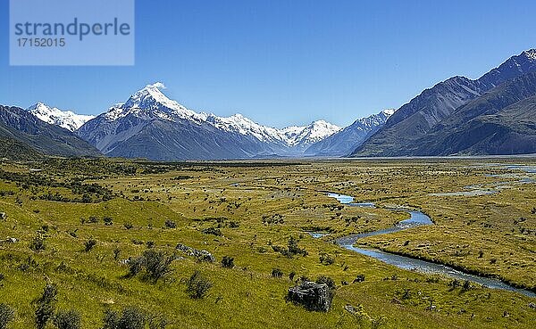 Blick auf Mount Cook und schneebedeckte Berge mit Tasman River  Mount-Cook-Nationalpark  Südalpen  Canterbury  Südinsel  Neuseeland  Ozeanien