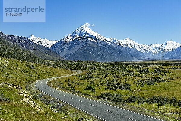 Landstraße mit Ausblick auf schneebedeckten Mount Cook Nationalpark  Südalpen  Canterbury  Südinsel  Neuseeland  Ozeanien