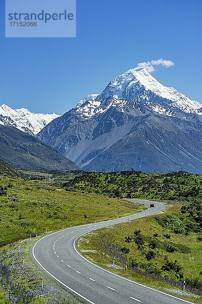 Landstraße mit Ausblick auf schneebedeckten Mount Cook Nationalpark  Südalpen  Canterbury  Südinsel  Neuseeland  Ozeanien