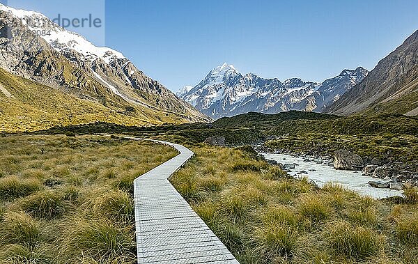 Wanderweg im Hooker Valley mit Mount Cook  Hooker River  Mount-Cook-Nationalpark  Südalpen  Hooker Valley  Canterbury  Südinsel  Neuseeland  Ozeanien