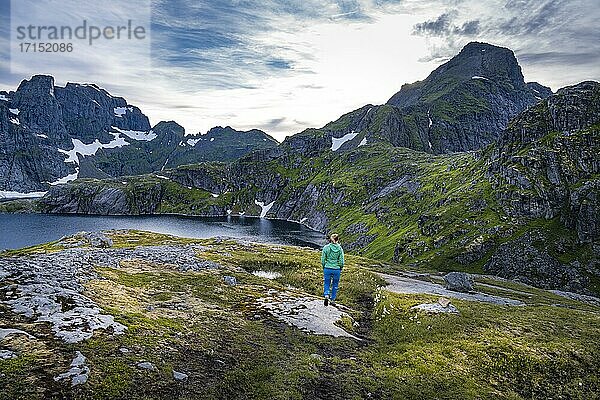 Wanderin auf Wanderweg zum Hermannsdalstinden  bei Sørvågen  Moskenesøya  Lofoten  Nordland  Norwegen  Europa