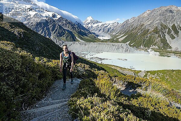 Wanderin auf einem Wanderweg  Ausblick auf Hooker Valley mit Mueller Lake  Hooker Lake und Mount Cook  Sealy Tarns Track  Hooker Valley  Mount Cook Nationalpark  Südalpen  Canterbury  Südinsel  Neuseeland  Ozeanien