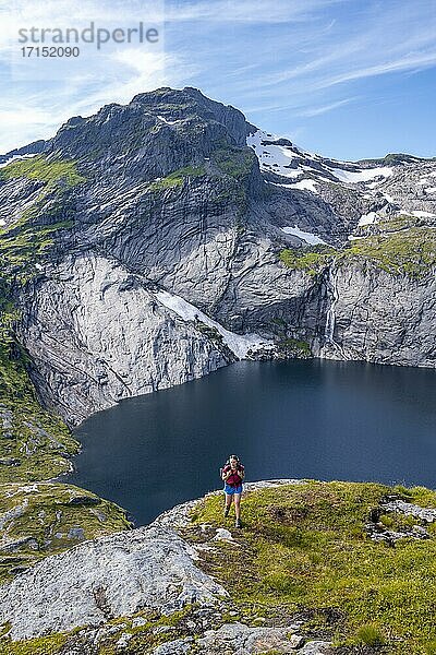 Wanderin vor See Fjerddalsvatnet  Wanderung zur Munkebu Hütte  Berge  bei Sørvågen  Moskenesøya  Lofoten  Nordland