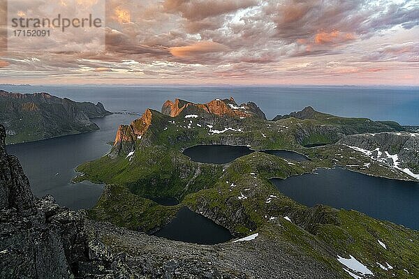 Sonnenuntergang mit dramatischen Wolken  Fjorde  Seen Krokvatnet und Tennesvatnet  Berge  Moskenesøya  Lofoten  Nordland  Norwegen  Europa