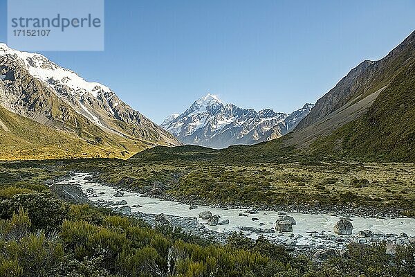 Hooker Valley mit Blick auf schneebedeckten Mount Cook  Hooker River  schneebedeckten Mount Cook Nationalpark  Südalpen  Canterbury  Südinsel  Neuseeland  Ozeanien