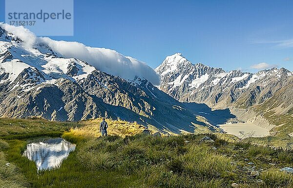 Wanderer an einem Bergsee  Ausblick auf Hooker Valley mit Hooker Lake und Mount Cook  Sealy Tarns  Hooker Valley  Mount Cook Nationalpark  Südalpen  Canterbury  Südinsel  Neuseeland  Ozeanien