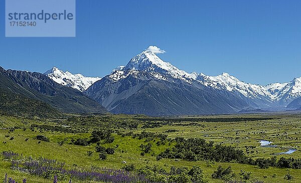 Blick auf Mount Cook und schneebedeckte Berge mit Tasman River  Mount-Cook-Nationalpark  Südalpen  Canterbury  Südinsel  Neuseeland  Ozeanien