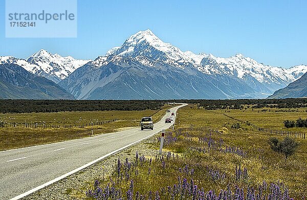 Campervan auf der Landstraße mit Ausblick auf schneebedeckten Mount Cook Nationalpark  Südalpen  Canterbury  Südinsel  Neuseeland  Ozeanien