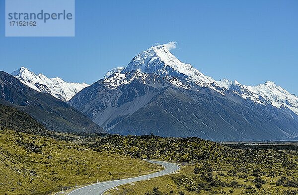 Landstraße mit Ausblick auf schneebedeckten Mount Cook Nationalpark  Südalpen  Canterbury  Südinsel  Neuseeland  Ozeanien