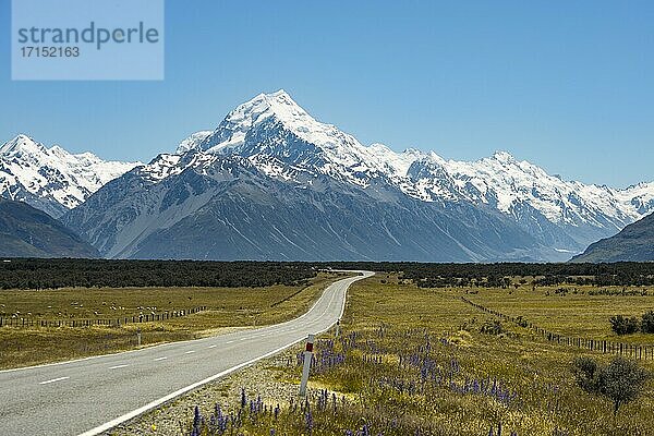 Landstraße mit Ausblick auf schneebedeckten Mount Cook Nationalpark  Südalpen  Canterbury  Südinsel  Neuseeland  Ozeanien