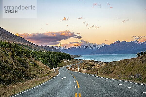 Straße mit Ausblick auf Mount Cook  Sonnenuntergang  Lake Pukaki  Mount Cook Nationalpark  Südalpen  Canterbury  Südinsel  Neuseeland  Ozeanien