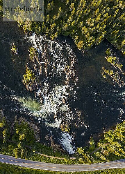 Luftaufnahme  Vogelperspektive  Stromschnelle am Fluss Namsen  Namsskogan  Trøndelag  Norwegen  Europa