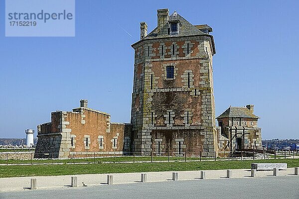 Turm Tour Vauban  Befestigungsanlage vor dem Hafen von Camaret-sur-Mer auf der Halbinsel Crozon  Departement Finistere Penn ar Bed  Region Bretagne Breizh  Atlantikküste  Frankreich  Europa