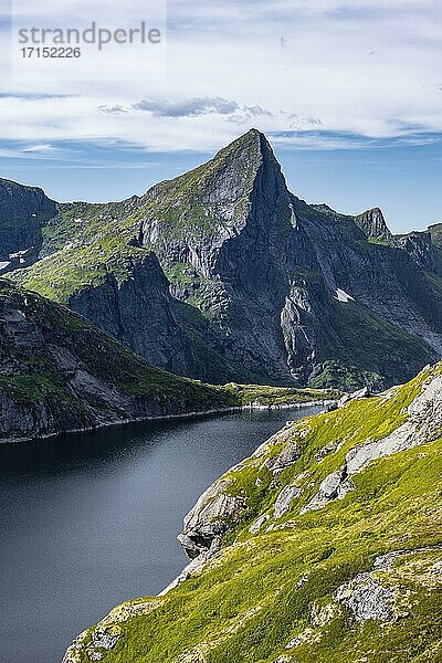See Tennesvatnet  Weg zur Munkebu Hütte  Berge  bei Sørvågen  Moskenesøya  Lofoten  Nordland  Norwegen  Europa