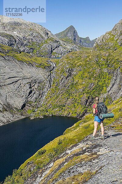 Wanderin bei See Tridalsvatnet  Wanderung zur Munkebu Hütte  Berge  bei Sørvågen  Moskenesøya  Lofoten  Nordland