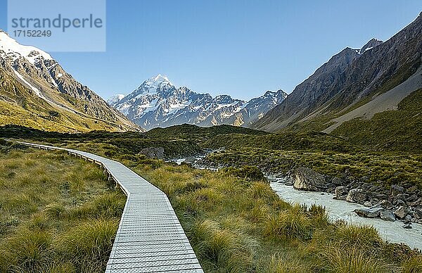 Wanderweg im Hooker Valley mit Mount Cook  Hooker River  Mount-Cook-Nationalpark  Südalpen  Hooker Valley  Canterbury  Südinsel  Neuseeland  Ozeanien