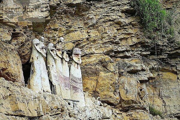 Sarkophage in der Felswand  Begräbnisstätte der Chachapoya Kultur  Karajia  Provinz Luya  Region Amazonas  Peru  Südamerika