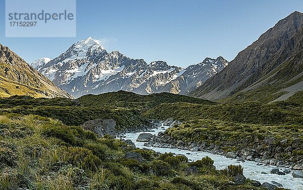 Hooker Valley mit Blick auf schneebedeckten Mount Cook  Hooker River  schneebedeckten Mount Cook Nationalpark  Südalpen  Canterbury  Südinsel  Neuseeland  Ozeanien