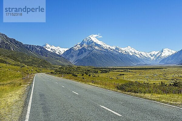 Landstraße mit Ausblick auf schneebedeckten Mount Cook Nationalpark  Südalpen  Canterbury  Südinsel  Neuseeland  Ozeanien