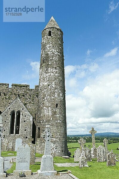 Mittelalterliche Burg und Kirchen-Ruine der St. Patricks-Kathedrale  vollständig erhaltener Rundturm  Gräber mit Kreuzen  Rock of Cashel  County Tipperary  Irland  Europa