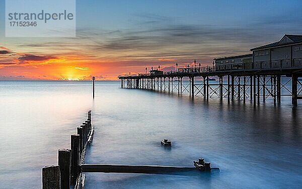 Sonnenaufgang in Langzeitbelichtung von Grand Pier  Teignmouth  Devon  England  Vereinigtes Königreich