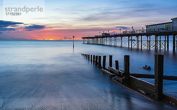 Sonnenaufgang in Langzeitbelichtung von Grand Pier  Teignmouth  Devon  England  Großbritannien  Europa