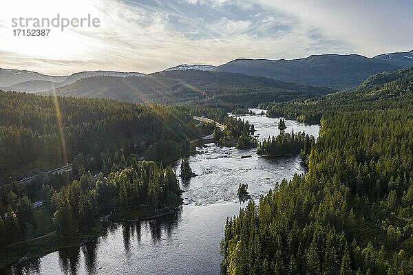 Luftaufnahme  Stromschnelle am Fluss Namsen  Namsskogan  Trøndelag  Norwegen  Europa