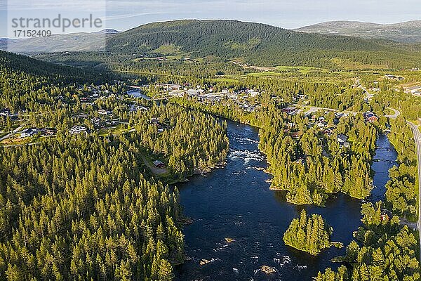 Luftaufnahme  Ort Namsskogan am Fluss Namsen  Trøndelag  Norwegen  Europa