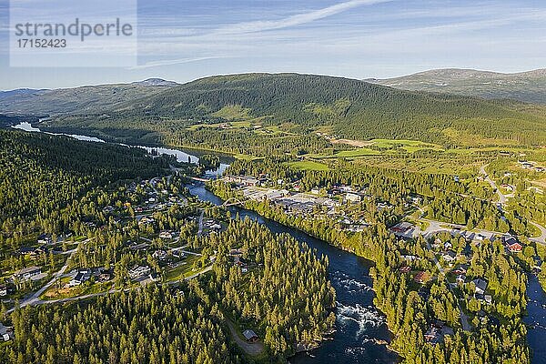 Luftaufnahme  Ort Namsskogan am Fluss Namsen  Trøndelag  Norwegen  Europa