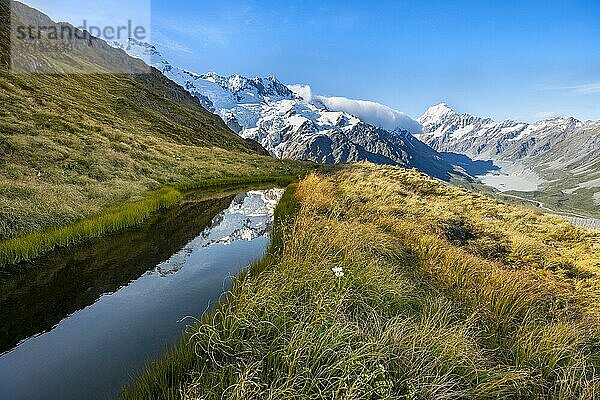 Spiegelung in Bergsee  Ausblick auf Hooker Valley mit Hooker Lake und Mount Cook  Sealy Tarns  Hooker Valley  Mount Cook Nationalpark  Südalpen  Canterbury  Südinsel  Neuseeland  Ozeanien