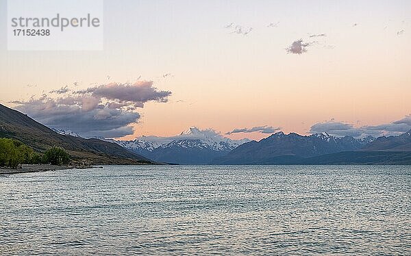 Lake Pukaki mit Blick auf Mount Cook bei Sonnenuntergang  Mount Cook Nationalpark  Südalpen  Canterbury  Südinsel  Neuseeland  Ozeanien