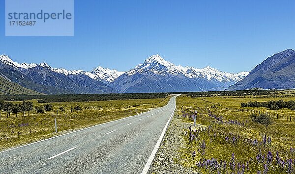 Landstraße mit Ausblick auf schneebedeckten Mount Cook Nationalpark  Südalpen  Canterbury  Südinsel  Neuseeland  Ozeanien