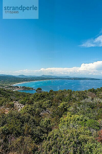 Aussicht vom Cap Camarat auf die Küstenlinie bei Pampelonne  Ramatuelle  Var  Provence-Alpes-Cote d'Azur  Frankreich  Europa