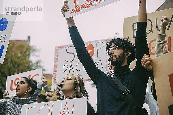 Männlicher und weiblicher Aktivist bei einer Anti-Rassismus-Demonstration