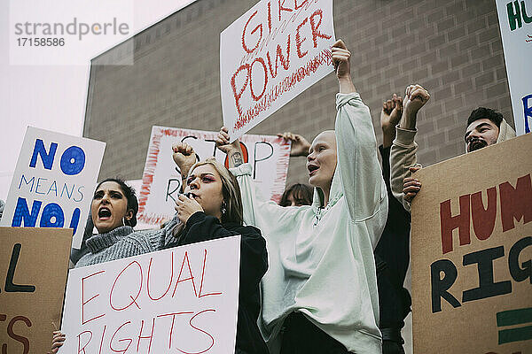 Aktivistinnen demonstrieren für eine soziale Bewegung