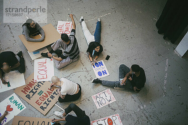 Hohe Winkel Ansicht der weiblichen und männlichen Demonstranten Vorbereitung Schilder für die Menschenrechte