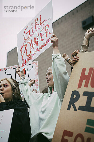 Junge Demonstrantinnen mit Girl-Power-Schild in der sozialen Bewegung